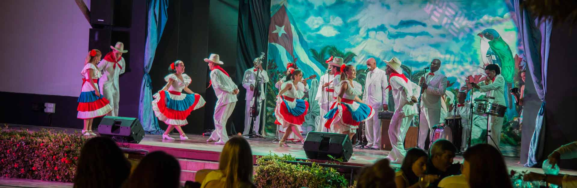 Artistas-danzan-baile-tradicional-cubano-CubaTravel